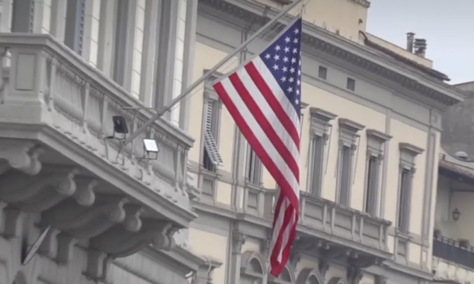 Molotov contro al Consolato Usa di Firenze: fermato 22enne. “Torinese” accoltellatore a Parigi: non è terrorismo