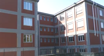 Se la caverà il 14enne che si era gettato dalla finestra della scuola per un 2: si indaga per istigazione al suicidio
