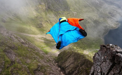 Ancora un tragico lancio: base jumper 33enne si schianta dopo il volo con la tuta alare