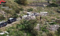 Tonnellate di rifiuti nel fiume, Carabinieri smantellano attività criminale