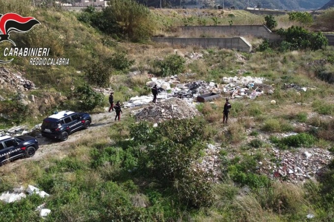 Tonnellate di rifiuti nel fiume, Carabinieri smantellano attività criminale