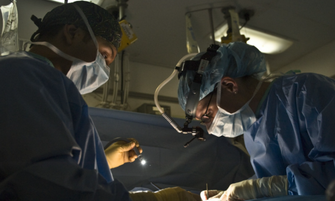 Va in ospedale dal marito e rischia la vita per un problema all’aorta: operati entrambi al cuore
