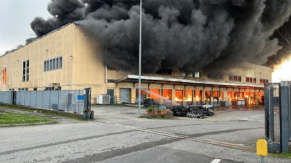 Ancora un devastante incendio in ditta in Lombardia: è il terzo in poche settimane