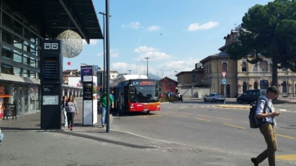 Corre per prendere l’autobus con gli amici, l’autista non lo vede e lo investe. Muore 19enne