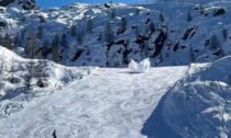 Aprica, bombola di gas precipita dal cielo in mezzo agli sciatori sulle piste: il video della tragedia sfiorata