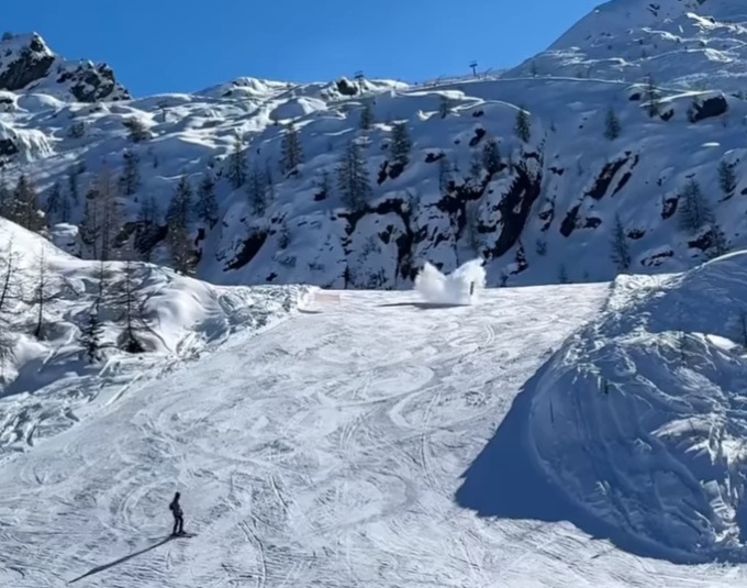 Aprica, bombola di gas precipita dal cielo in mezzo agli sciatori sulle piste: il video della tragedia sfiorata