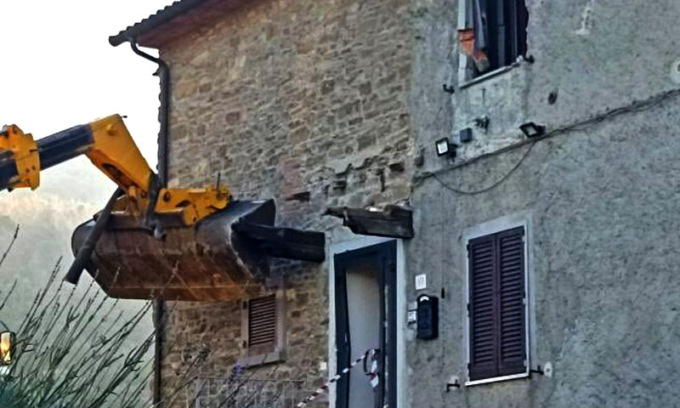 Uccise con una fucilata il vicino che stava tentando di demolirgli casa con una ruspa: “Eccessivo”