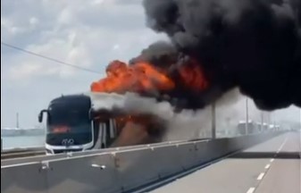 Bus pieno di studenti prende fuoco, autista salva i ragazzi