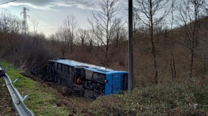 Si butta fuori strada col bus per evitare un frontale: autista eroe salva 40 studenti
