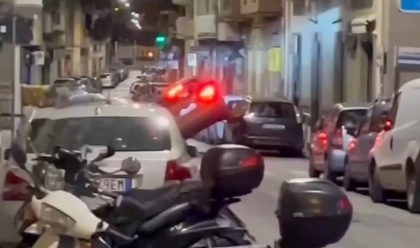 Suv sale sulle auto parcheggiate e ne distrugge tredici: il video