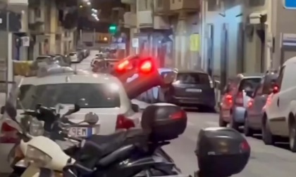 Suv sale sulle auto parcheggiate e ne distrugge tredici: il video