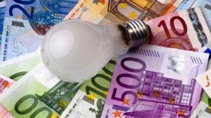 Bollette luce: come si fa a tornare nel mercato tutelato (e risparmiare 130 euro). L’elenco degli operatori in ogni città
