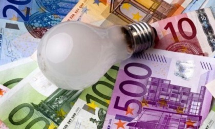 Bollette luce: come si fa a tornare nel mercato tutelato (e risparmiare 130 euro). L'elenco degli operatori in ogni città