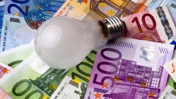 Bollette luce: come si fa a tornare nel mercato tutelato (e risparmiare 130 euro). L’elenco degli operatori in ogni città