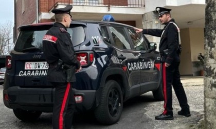 Trovato dissanguato in casa, arrestata la compagna (che aveva detto che si era tagliato con un tavolino)