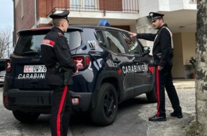 Soffoca la moglie malata, poi chiama i Carabinieri: “Venite, l’ho uccisa”