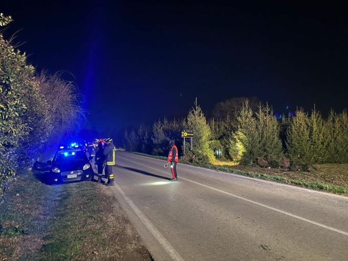 L’auto si ribalta, fratellini intrappolati: uno picchia sul finestrino chiedendo aiuto, l’altro (5 anni) muore