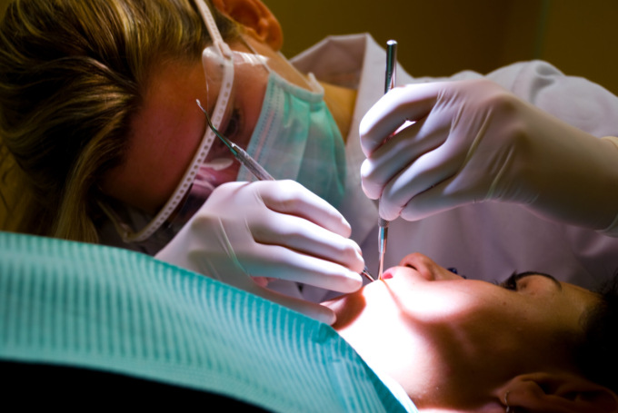 Lista d’attesa troppo lunga per il dentista, si strappa un dente con una pinza