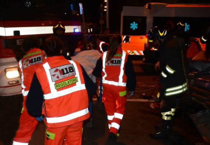 Mamma di una bambina di 2 anni dà fuoco al compagno e scappa a piedi nudi