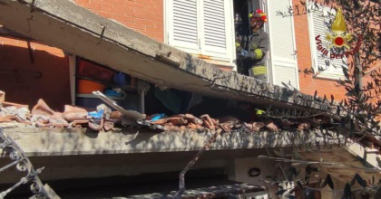 Crolla il balcone del piano di sopra, anziana muore schiacciata dalle macerie