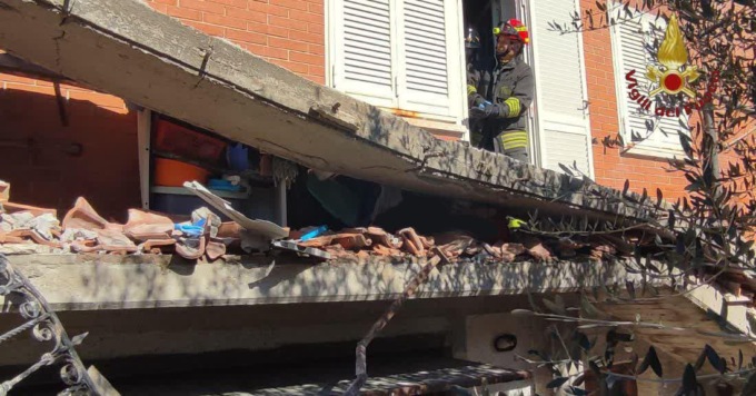 Crolla il balcone del piano di sopra, anziana muore schiacciata dalle macerie