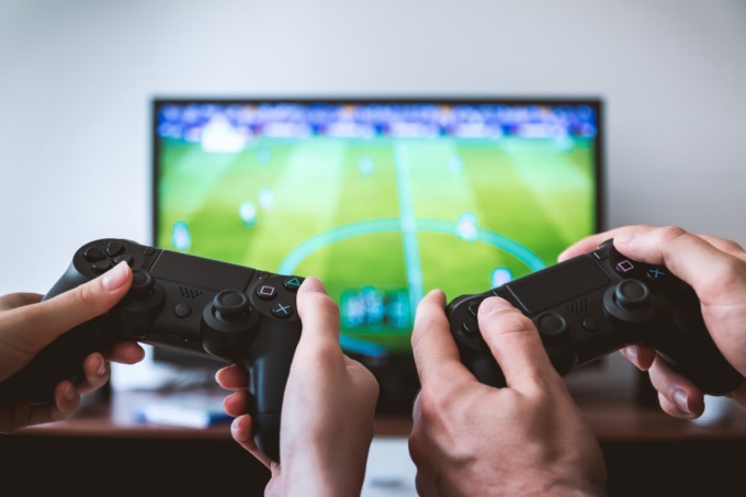 “Devo studiare e lui gioca alla Playstation”: ragazza di 17 anni accoltella il fratellino tra cuore e polmone, è gravissimo