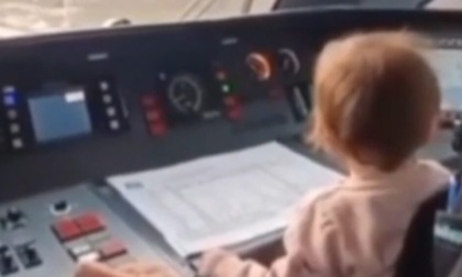 Guida il treno con una bambina di pochi mesi in braccio: il video