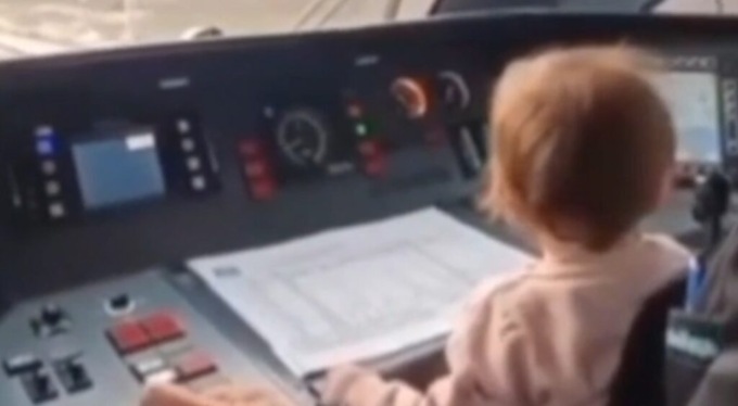 Guida il treno con una bambina di pochi mesi in braccio: il video