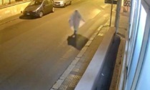 Il video dell'uomo che perseguitava la ex travestito da fantasma