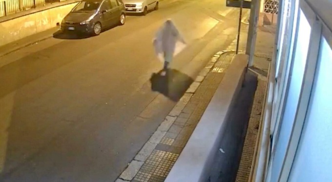 Il video dell’uomo che perseguitava la ex travestito da fantasma