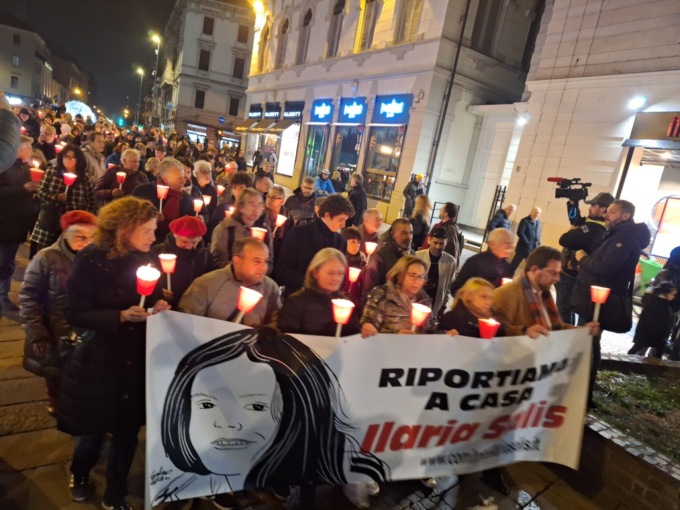 Ilaria Salis, il corteo per il rimpatrio nella sua Monza. Il padre Roberto tuona: “Lasciati soli dal Governo”