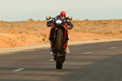 Fa lo “splendido” impennando in moto davanti ai figli, ma dietro c’è un vigile: multa da 7.000 euro