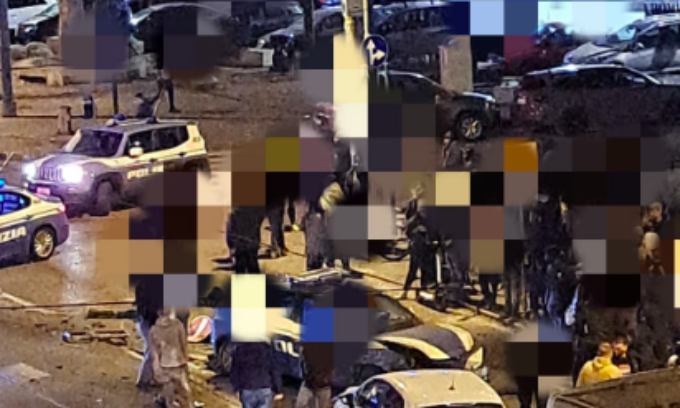 Auto della Polizia fa un incidente: decine di persone in strada accerchiano e insultano gli agenti