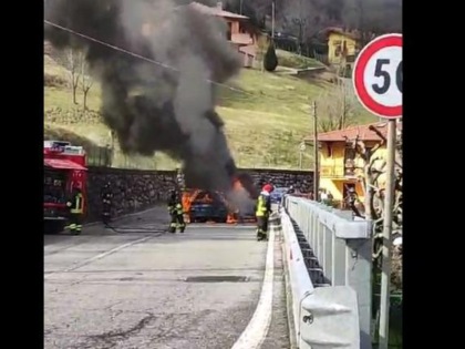 Auto con a bordo una neonata prende fuoco dopo un incidente frontale. Il video dell’incendio