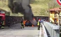 Auto con a bordo una neonata prende fuoco dopo un incidente frontale. Il video dell'incendio