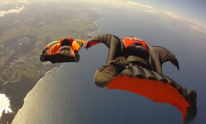 Non si apre la tuta alare, precipita nel vuoto e si schianta dopo un volo di oltre 200 metri