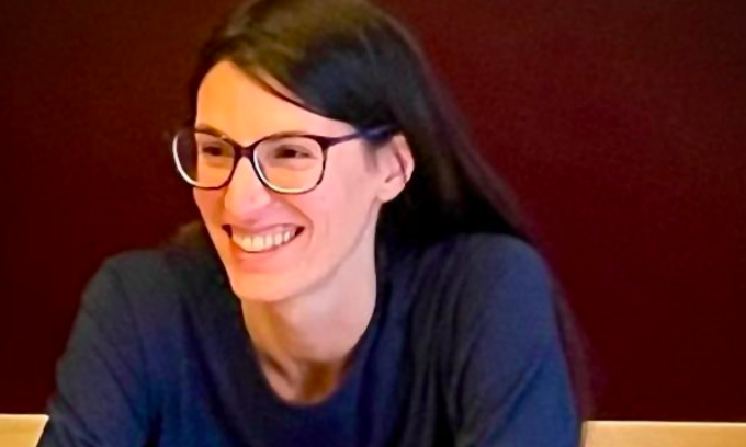 Lascia per pochi minuti il Consiglio comunale per allattare la figlia e la Lega la attacca: “Non può fare il sindaco”