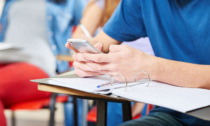 Cellulari e tablet vietati a scuola (anche per la didattica): la stretta del ministro Valditara