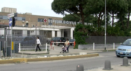 Bambino di 4 anni muore soffocato da un tubicino di plastica a casa del nonno