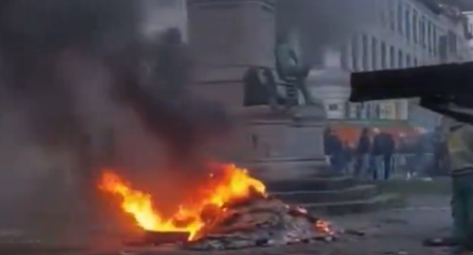 La protesta degli agricoltori arriva al Parlamento Europeo: i video dei trattori, roghi e vandalismi