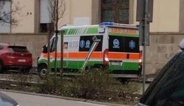 Bloccato in coda dall’ambulanza parcheggiata, scende dall’auto e la sposta