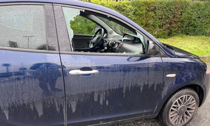 Sfondano il vetro dell’auto per derubarla, donna incinta ha un malore per lo shock