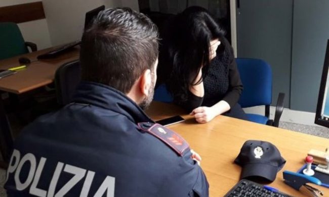 Costringe il figlio della ex a rivelargli le frequentazioni della madre, poi la picchia. Un altro spinge la ex giù dalle scale