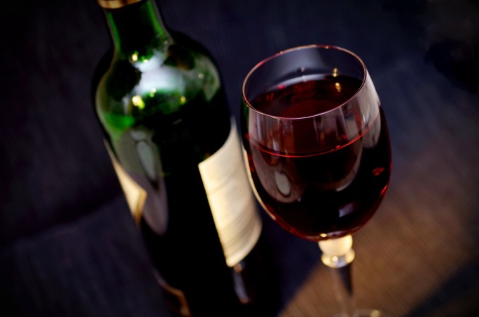 Bere alcol provoca danni all’organismo: ecco cosa succede