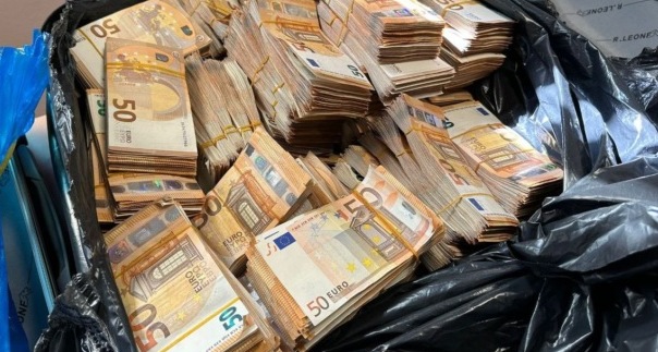 Rubano uno zainetto in un minimarket e dentro ci sono… 10.000 euro in contanti