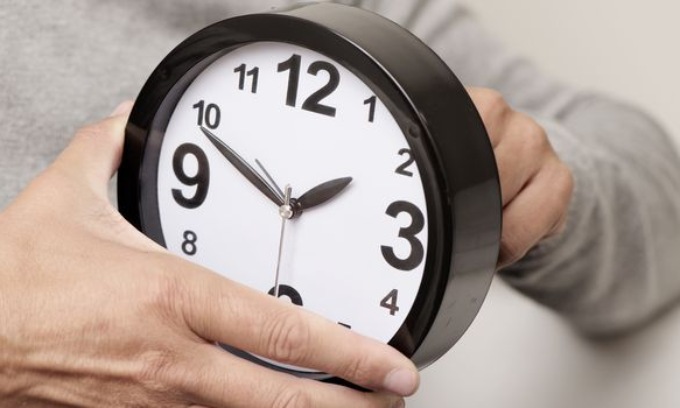 Eccoci qua, stanotte si cambia l’ora: più luce e un occhio al portafoglio