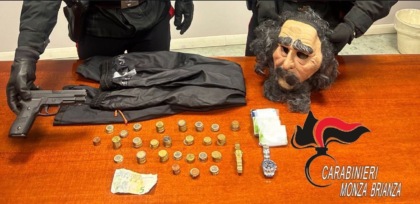 Rapina una farmacia mascherato da Mangiafuoco: quando lo trovano i carabinieri ha in mano una borsa del negozio