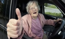 A 103 anni al volante nel cuore della notte (senza assicurazione e con la patente scaduta)