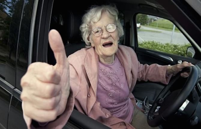 A 103 anni al volante nel cuore della notte (senza assicurazione e con la patente scaduta)