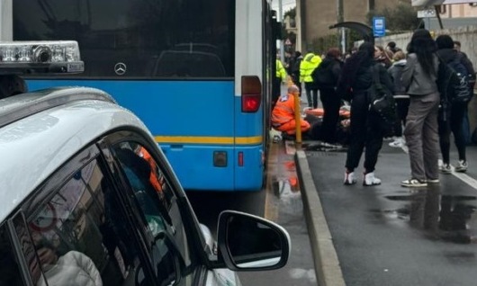 Lite tra ragazzine, 14enne accoltellata da una 15enne: è grave